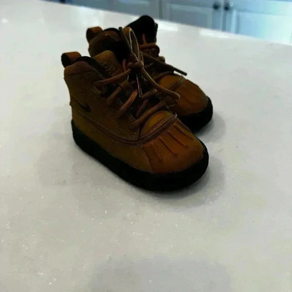 Nike Woodside High ACG Boots Sneakers 524874-703 Wheat Black Boys Shoes Size 5C